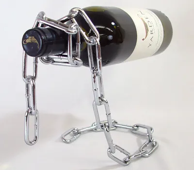 金属製のチェーンが巻き付いたようなワインホルダー。ワイン瓶の重さと巧みなバランスをとり、自立します。